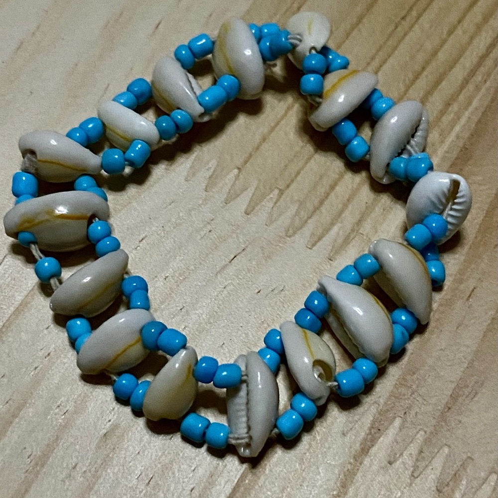 🦋Elastic bracelet, handmade, with small snails and blue natural stones.🦋